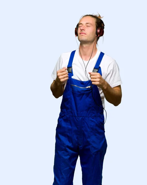 Trabajador Escuchando Música Con Auriculares Bailando Sobre Fondo Aislado — Foto de Stock