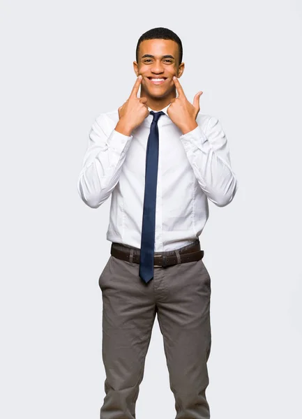 Fiatal Afro Amerikai Üzletember Mosolyog Boldog Kellemes Kifejezés Elszigetelt Háttér — Stock Fotó