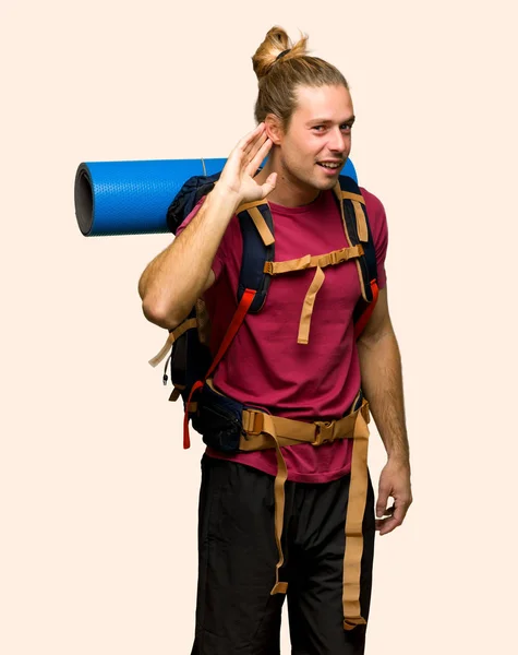 Hiker Man Med Mountain Backpacker Lyssnar Något Genom Att Sätta — Stockfoto