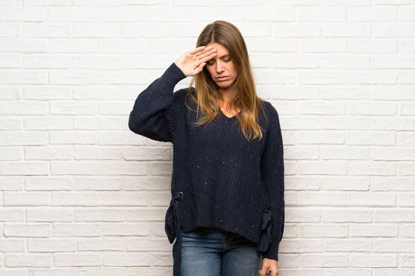 Blondine Über Ziegelmauer Mit Müdem Und Krankem Gesichtsausdruck — Stockfoto