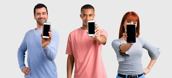 Groep Van Drie Vrienden Met Behulp Van Mobiele Telefoon — Stockfoto