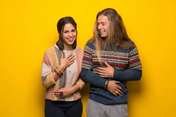 Hippie Coppia Sfondo Giallo Sorridente Molto Mentre Mettere Mani Sul — Foto Stock