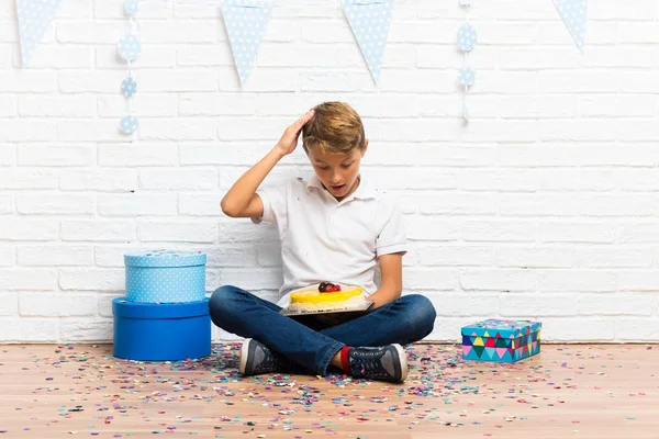 Surpris Garçon Célébrant Son Anniversaire Avec Gâteau — Photo