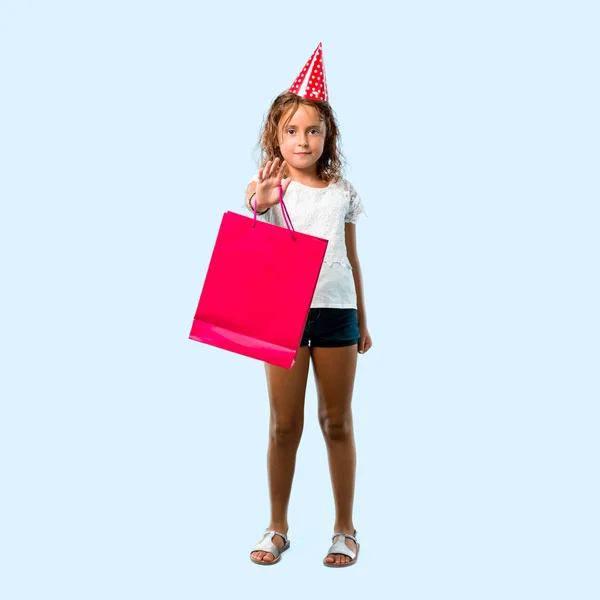 Corpo Inteiro Menina Uma Festa Aniversário Segurando Saco Presente Fazendo — Fotografia de Stock