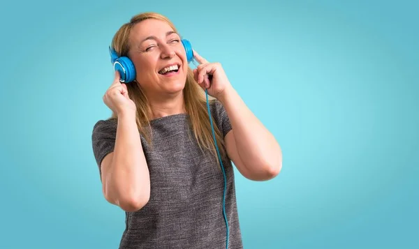 Blonde Vrouw Van Middelbare Leeftijd Luisteren Naar Muziek Met Koptelefoon — Stockfoto