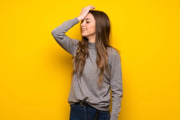 Junge Frau Über Gelbe Wand Hat Gerade Etwas Erkannt Und — Stockfoto