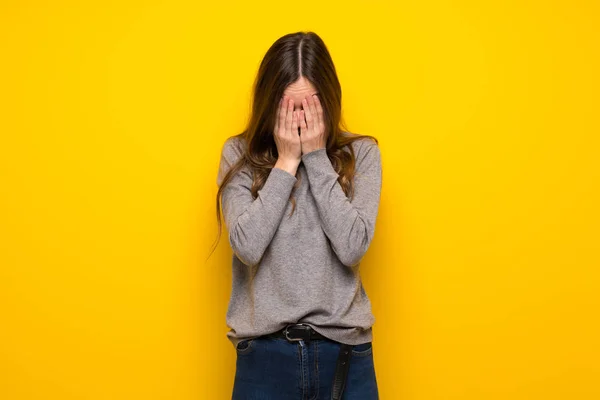 疲れや病気の表現と黄色の壁の上の若い女性 — ストック写真