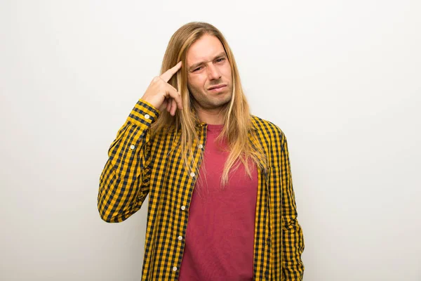 Sarışın adam uzun saçlı ve kareli gömlek parmak kafasına koyarak delilik jest yapma ile