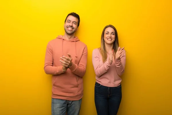 Grupo Dos Personas Sobre Fondo Amarillo Aplaudiendo Después Presentación Una —  Fotos de Stock