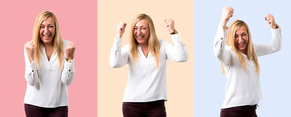 Conjunto Mulher Loira Meia Idade Com Camisa Branca Celebrando Uma — Fotografia de Stock