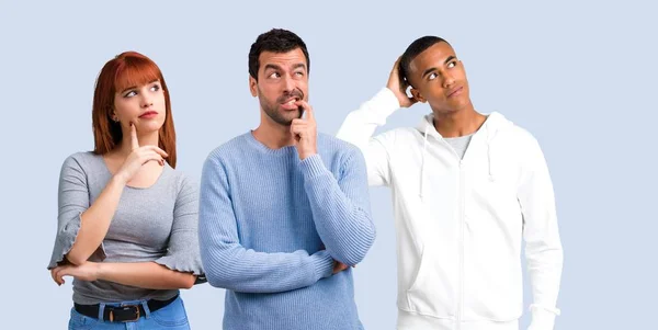 Grupo Três Amigos Com Dúvidas Com Expressão Facial Confusa — Fotografia de Stock