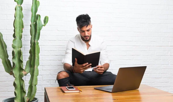 Joven Árabe Leyendo Libro — Foto de Stock