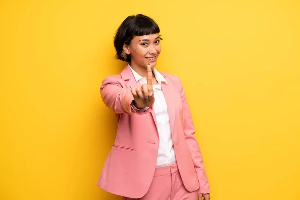 Moderna Kvinnan Med Rosa Kostym Visar Och Lyfta Ett Finger — Stockfoto