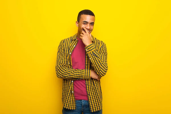 Jovem Afro Americano Fundo Amarelo Sorrindo Com Uma Expressão Doce — Fotografia de Stock