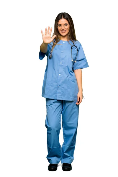 本の指で数える若い看護師の全身 — ストック写真