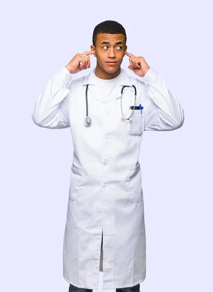 孤立した背景に手を両方の耳を覆う若いアフロ アメリカ人医師 — ストック写真