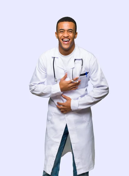 Afro Amerikai Fiatalember Orvos Mosolyogva Sokat Mialatt Keze Mellkas Elszigetelt — Stock Fotó