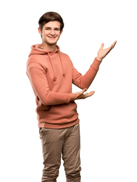 Adolescente Homem Com Camisola Estendendo Mãos Para Lado Para Convidar — Fotografia de Stock