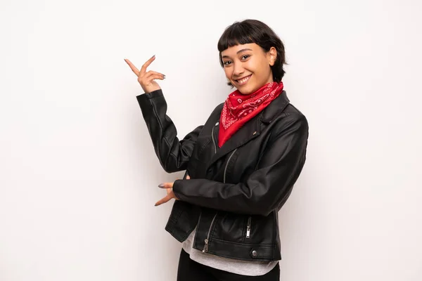 Mujer Con Chaqueta Cuero Pañuelo Extendiendo Las Manos Lado Para — Foto de Stock