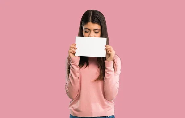 Tonåring Flicka Med Rosa Skjorta Håller Ett Plakat För Infoga — Stockfoto