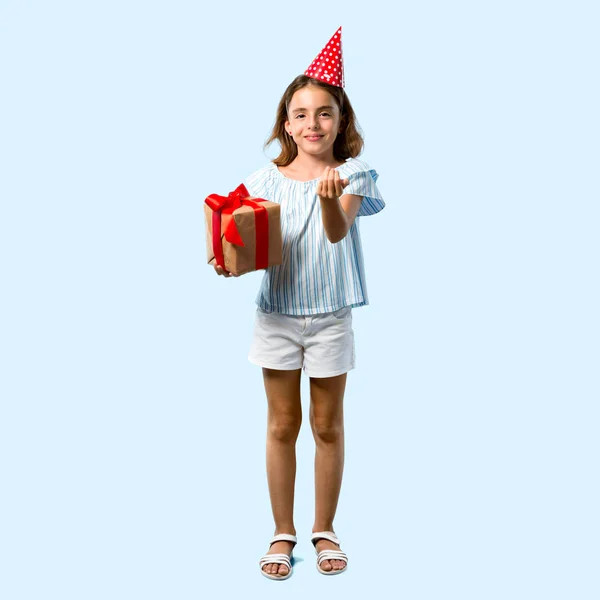 Corpo Pieno Bambina Una Festa Compleanno Con Regalo Che Presenta — Foto Stock