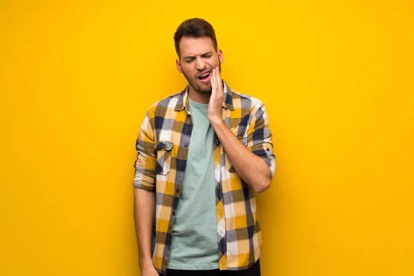 Homem Bonito Sobre Parede Amarela Com Dor Dente — Fotografia de Stock