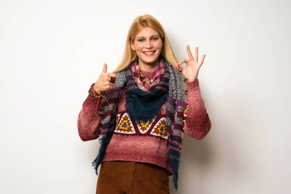 Hippie Mulher Sobre Parede Branca Mostrando Sinal Com Dando Gesto — Fotografia de Stock
