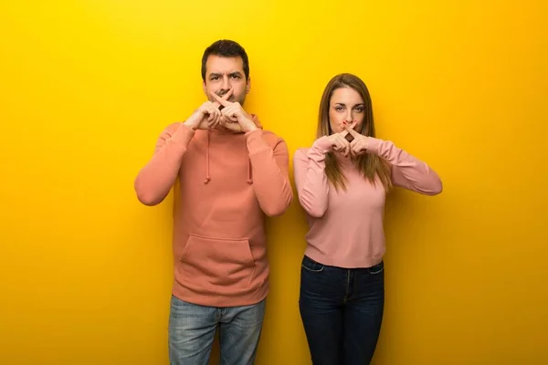 Grupo Duas Pessoas Fundo Amarelo Mostrando Sinal Gesto Silêncio — Fotografia de Stock