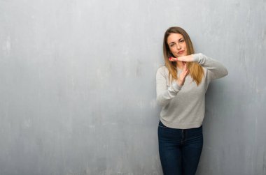 Bir hareket durdurmak için dokulu duvar yapma dur jestle elini genç kadın