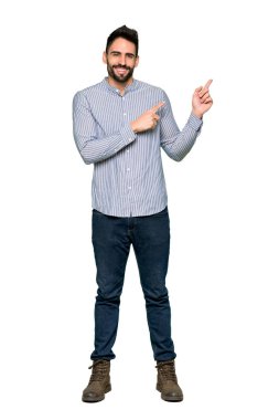 Bir tarafa izole beyaz arka planda lateral pozisyonda gömlek işaret parmağı zarif adam tam uzunlukta atış