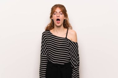 Beyaz duvar bağırarak sonuna kadar açık ağız ile ön genç Kızıl saçlı kadın