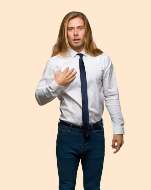 Uzun saçlı sarışın işadamı şaşırttı ve hemen aramaya arka plan izole iken şok