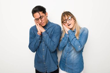 Dorable ifade uyku jesti yapan gözlüklü genç çift