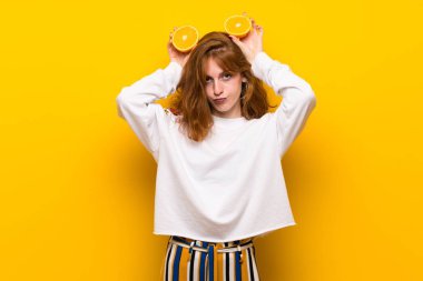 Genç Kızıl saçlı kadın portakal dilimleri ile