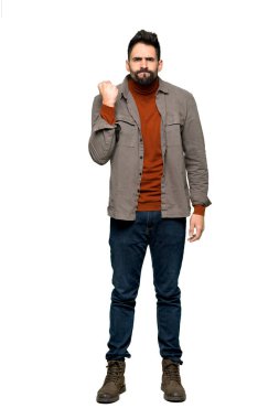 İzole beyaz zemin üzerine kızgın hareketi ile sakallı yakışıklı adam tam uzunlukta atış