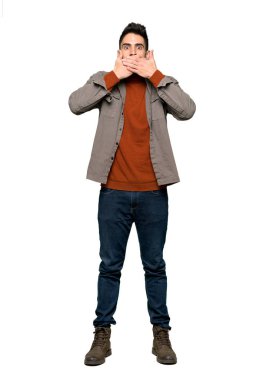 Uygunsuz bir şey izole beyaz arka plan üzerinde söylediğin için el ile ağız kapsayan sakallı yakışıklı adam tam uzunlukta atış