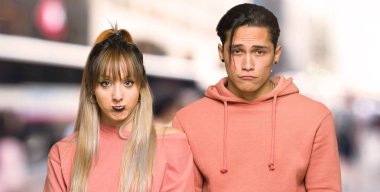 Şehirde üzgün ve depresif ifade ile genç çift