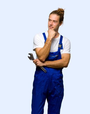 Workman yanına el ile çene izole arka plan üzerinde seyir
