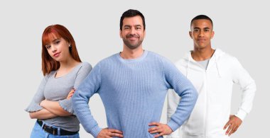 Grup üç arkadaşıyla birlikte kalça, silah ile poz