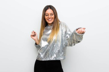 Beyaz duvar üzerinde gözlüklü genç kadın zevk müzik bir partide dans