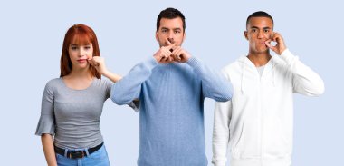 Ağız ve sessizlik bir jest kapanış bir işaret gösteren üç arkadaş grubu