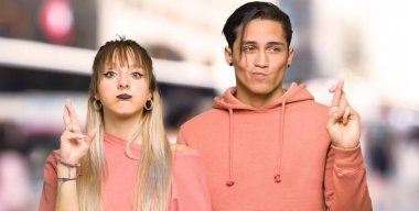 Parmakları ile genç çift geçiş ve şehirde en iyi dilek