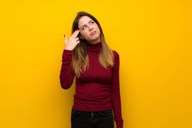 Balıkçı yaka intihar jest yapma sorunları olan sarı duvarın üzerinden kadınla