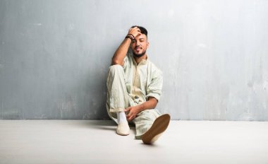 Tipik Arap kıyafetleri giyen Arap genç adam.