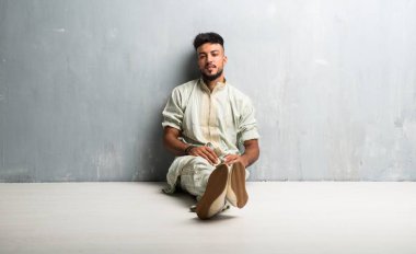 Tipik Arap kıyafetleri giyen Arap genç adam.