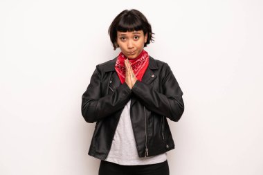 Deri ceket ve mendil kadın ile birlikte palm tutar. Kişi için bir şey sorar