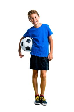 İzole beyaz arka plan üzerinde futbol oynayan çocuğun tam uzunlukta bir atış