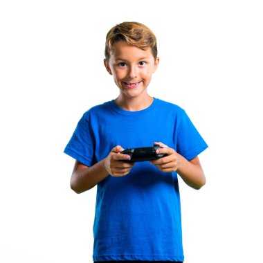 Konsol izole beyaz arka plan üzerinde oynayan çocuk tam uzunlukta bir kadeh