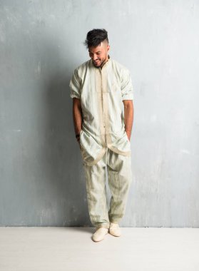 Tipik Arap kıyafetleri giyen Arap genç adam.