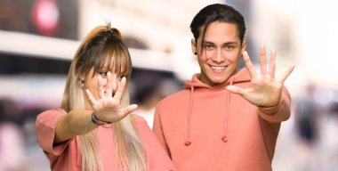 Genç çift şehirde parmakları ile beş sayma